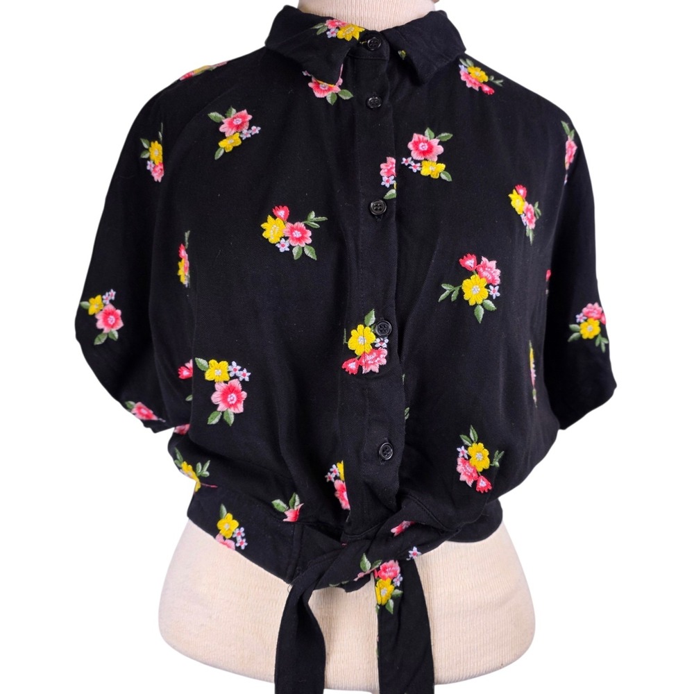 Forever 21 Floral Embroidered Blouse Large Button-Up Front Tie Waist Cropped